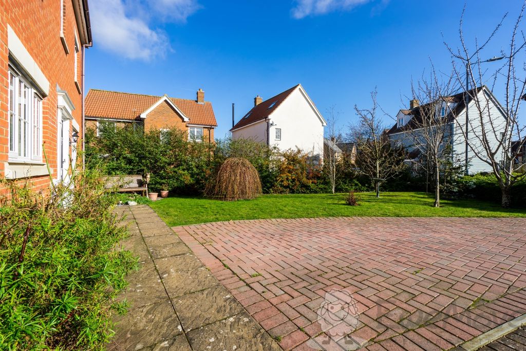 Property photo 3 of 17 Driveway