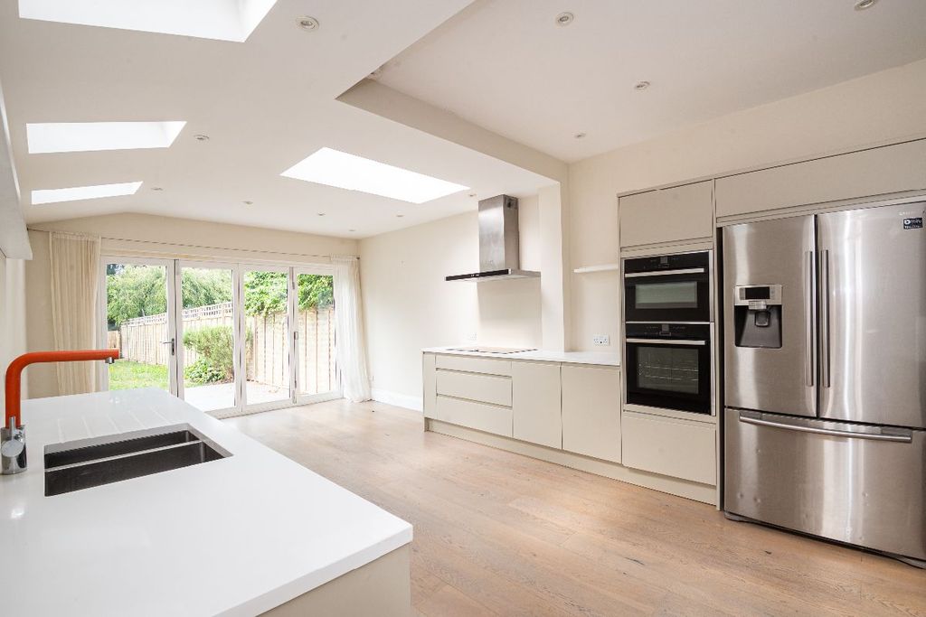 Property photo 2 of 28