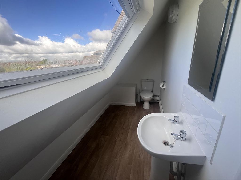 Property photo 1 of 12 Cloakroom
