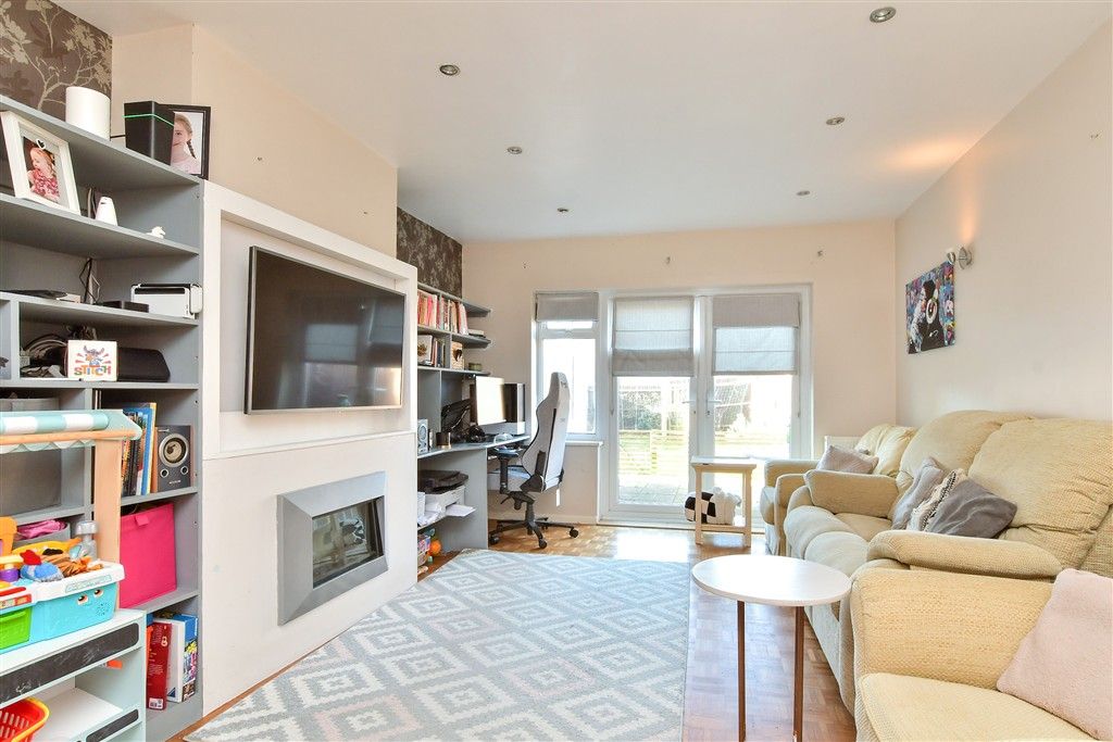 Property photo 3 of 12 Lounge