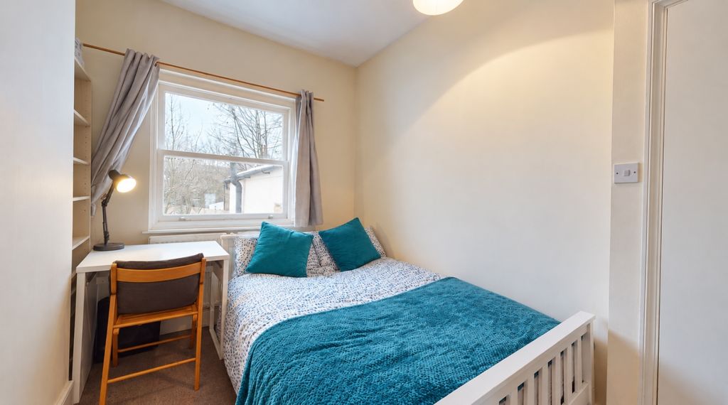 Property photo 3 of 9 Bright, Clutter-F...