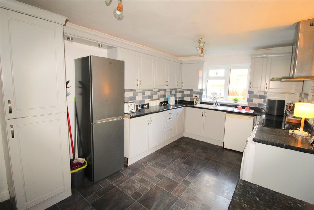 Property photo 3 of 18 Kitchen