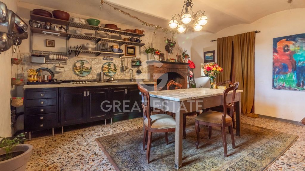 Property photo 2 of 47 Interiors