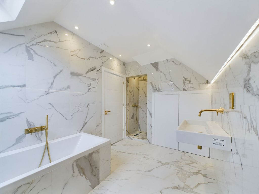 Property photo 2 of 12 Bathroom