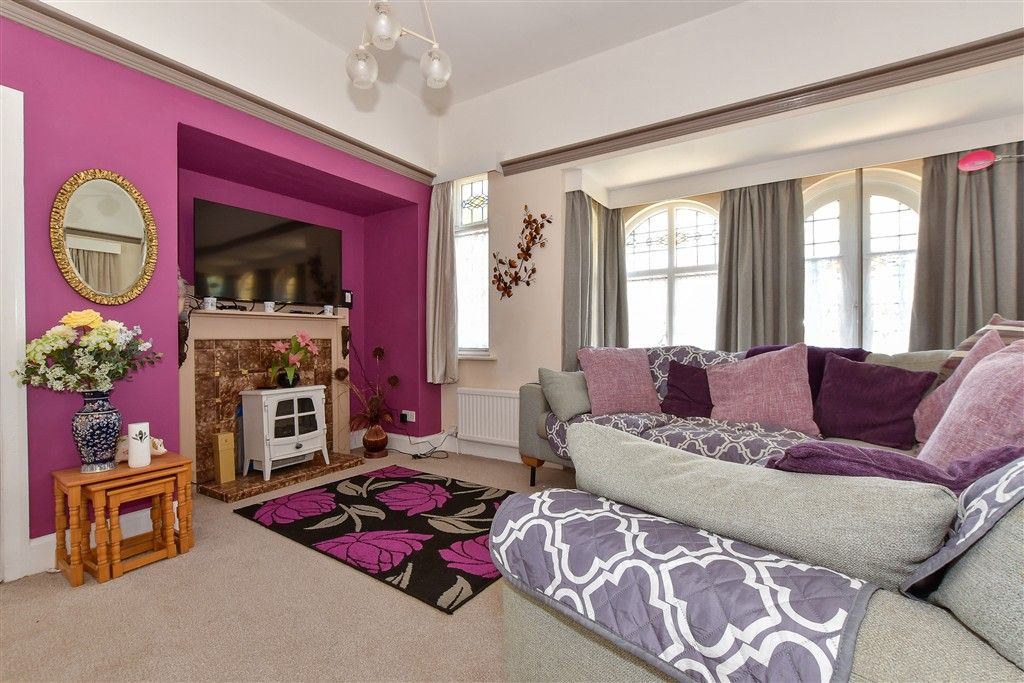 Property photo 2 of 11 Lounge