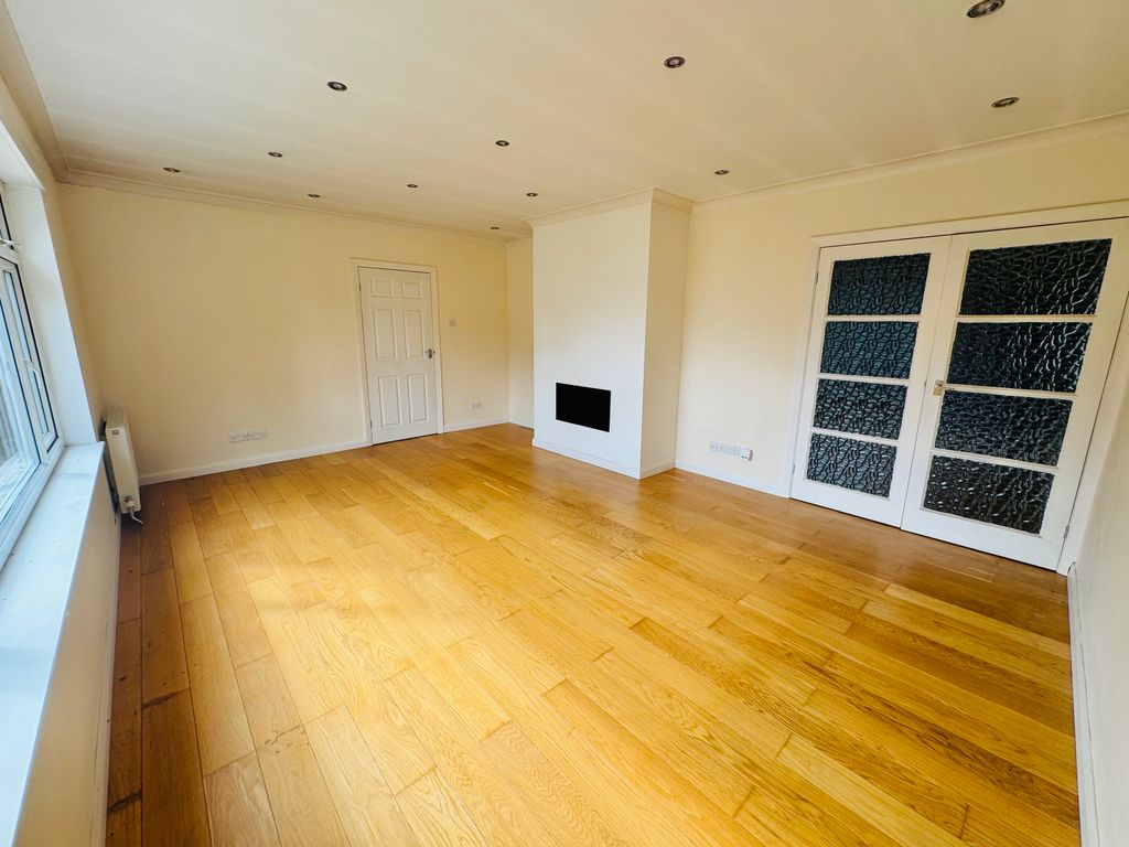 Property photo 3 of 11 Living Room