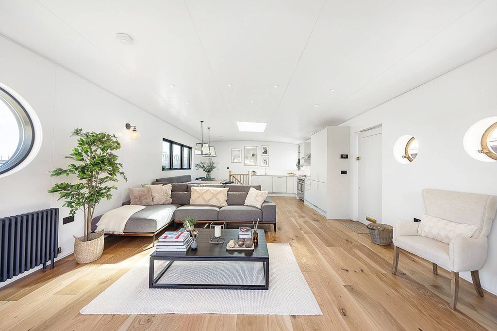 Property photo 2 of 9