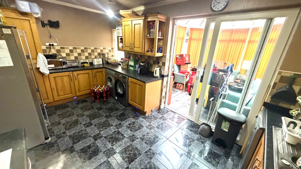 Property photo 3 of 10 Kitchen