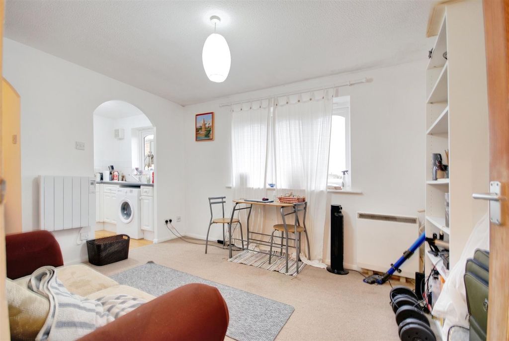 Property photo 3 of 9 Chiswell Court Reception