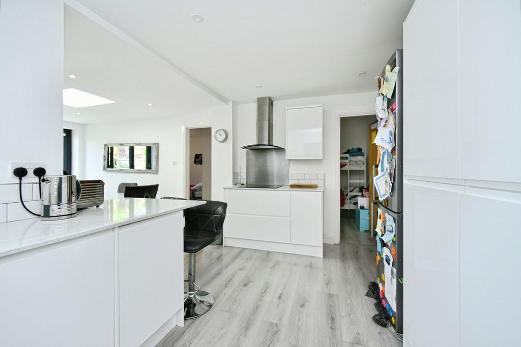 Property photo 3 of 19 Kitchen