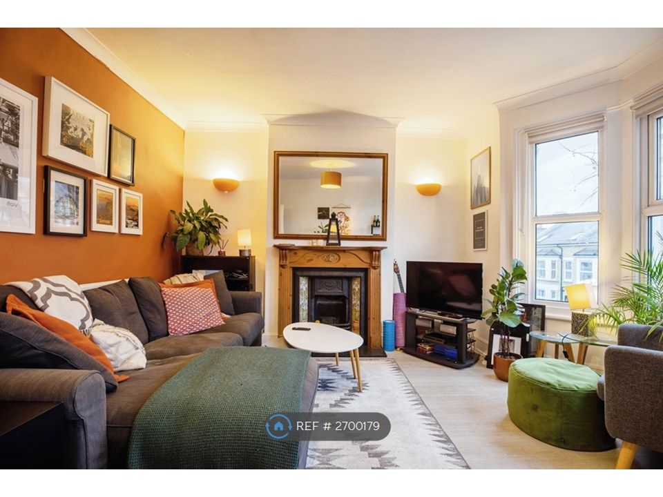 Property photo 3 of 21 Lounge