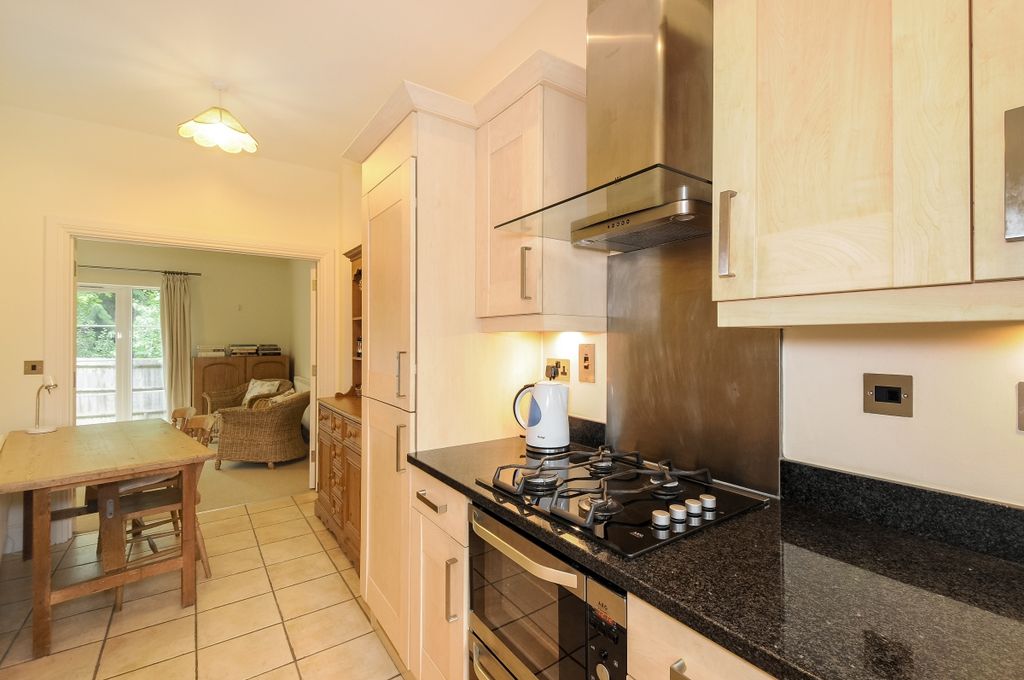 Property photo 3 of 11 Kitchen