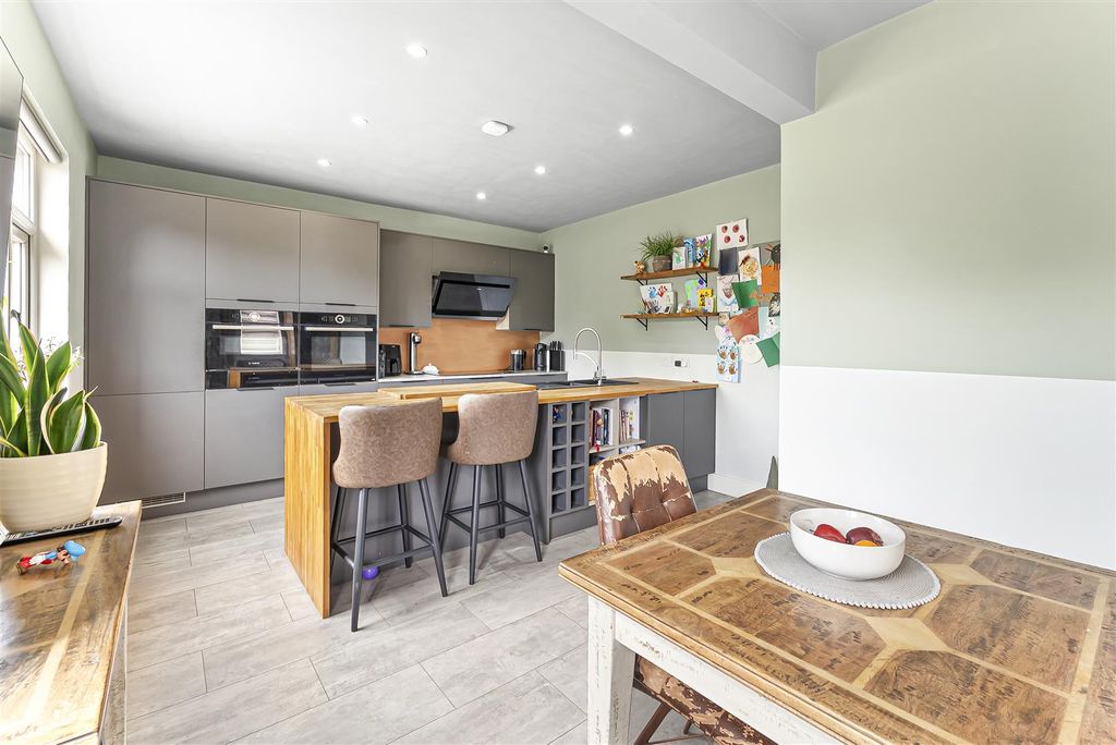 Property photo 2 of 19 Dining Kitchen