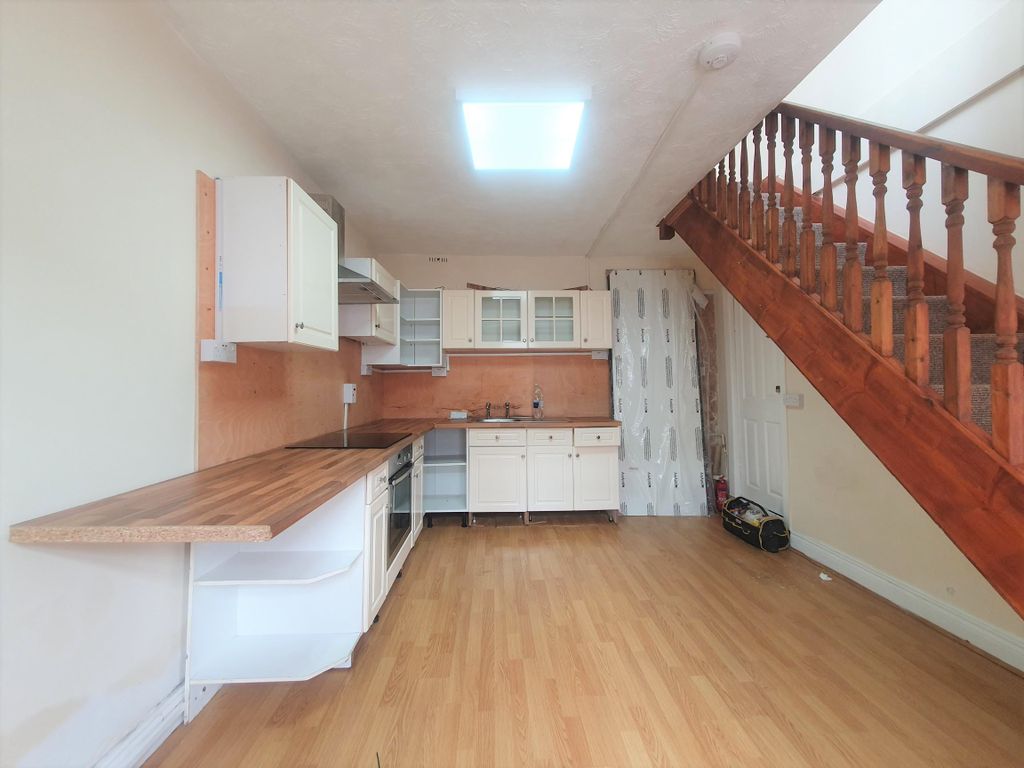 Property photo 3 of 6 Kitchen