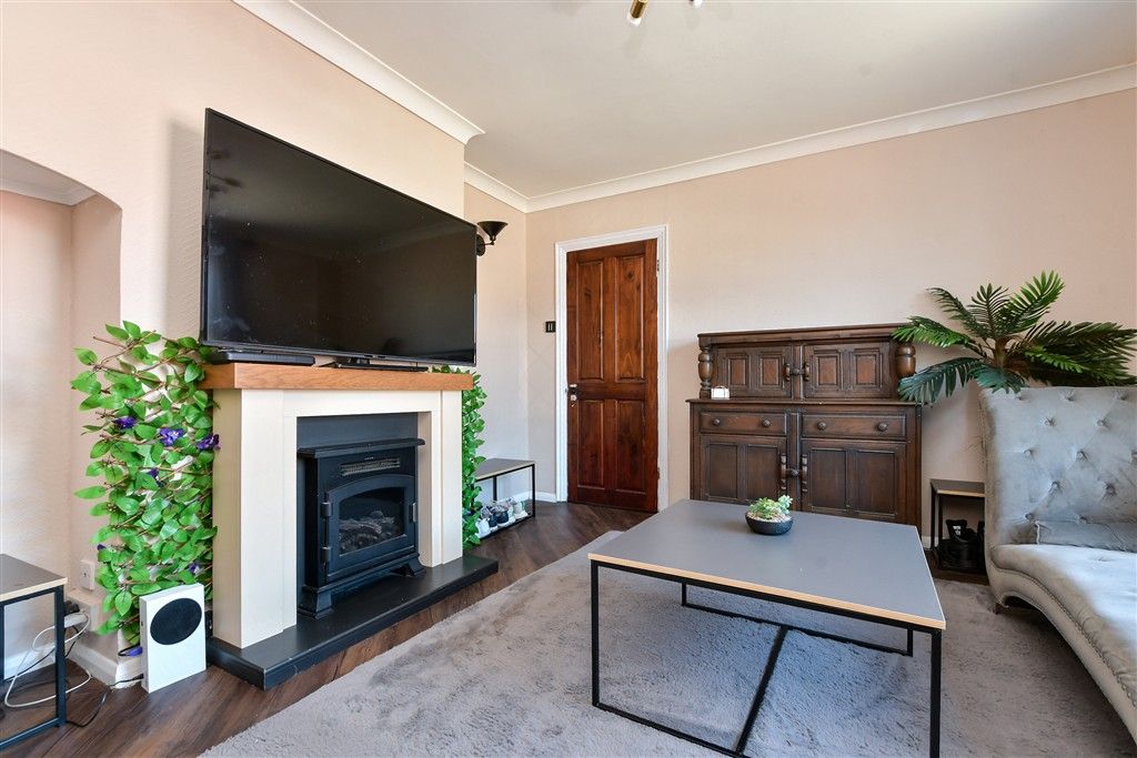 Property photo 3 of 16 Lounge