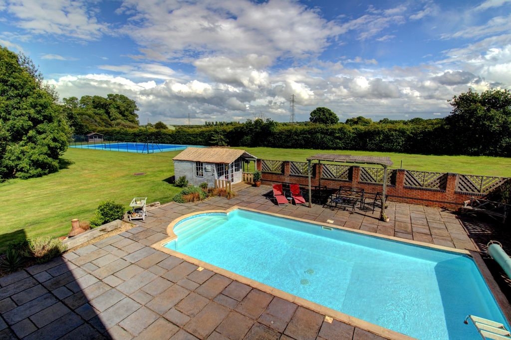 Property photo 1 of 45 Elevated Pool &amp; Court View