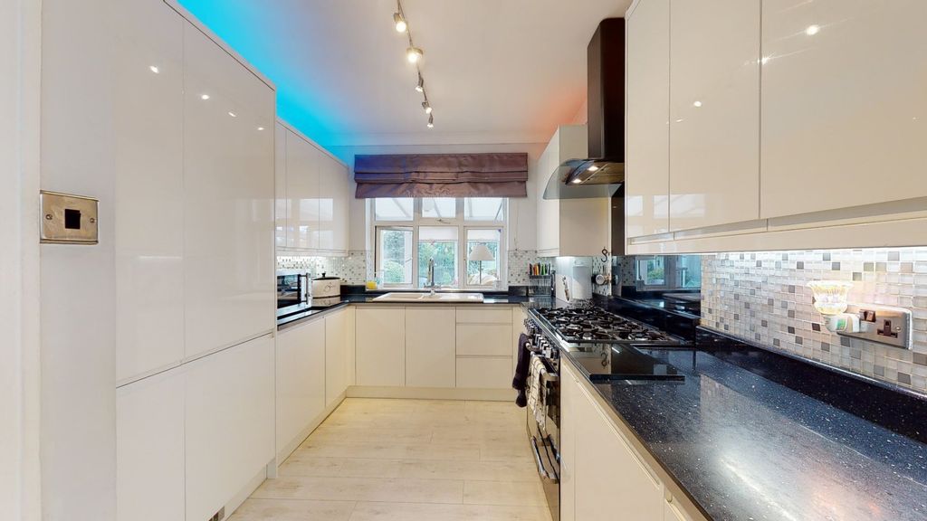 Property photo 3 of 14 Picture 3