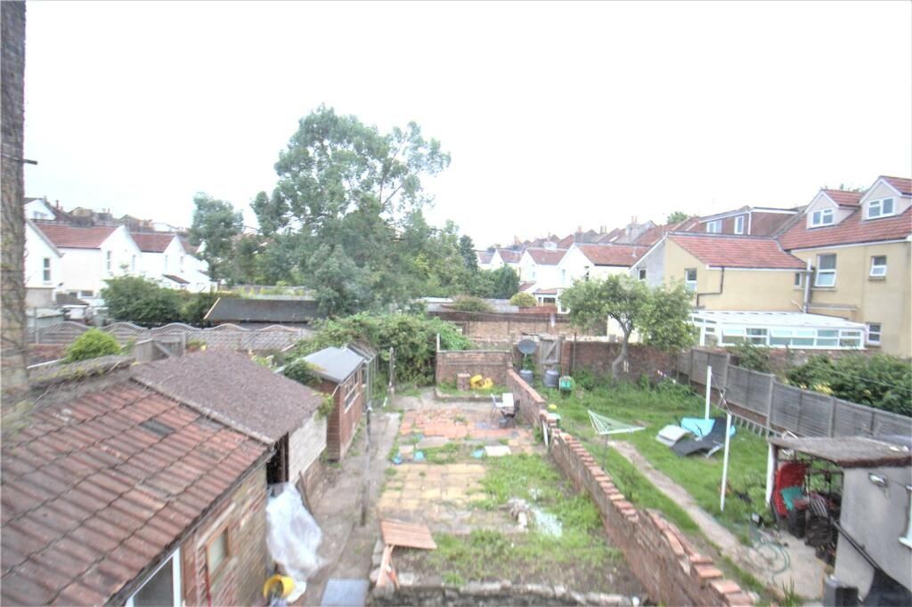 Property photo 3 of 16 A Spacious Garden Area With Well-Maintained Landsc...