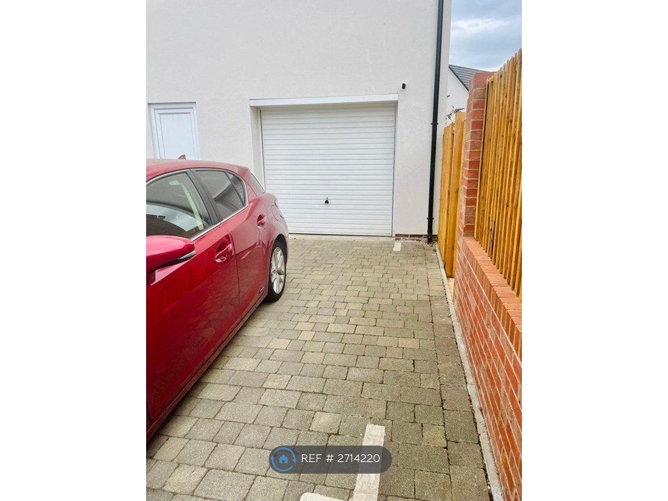 Property photo 3 of 9 Garrage