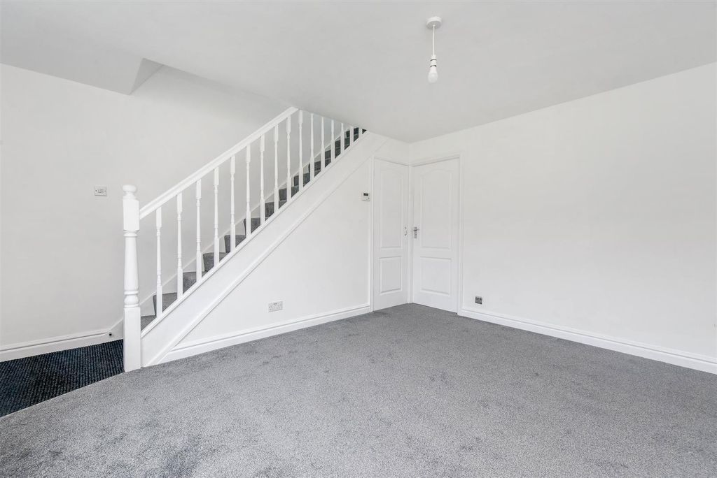 Property photo 3 of 14 Lounge