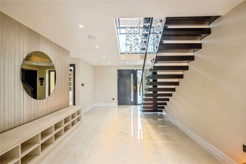 Property photo 3 of 41 Entrance Hallway