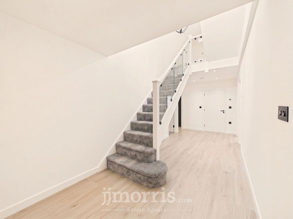 Property photo 3 of 55 Entrance Hall