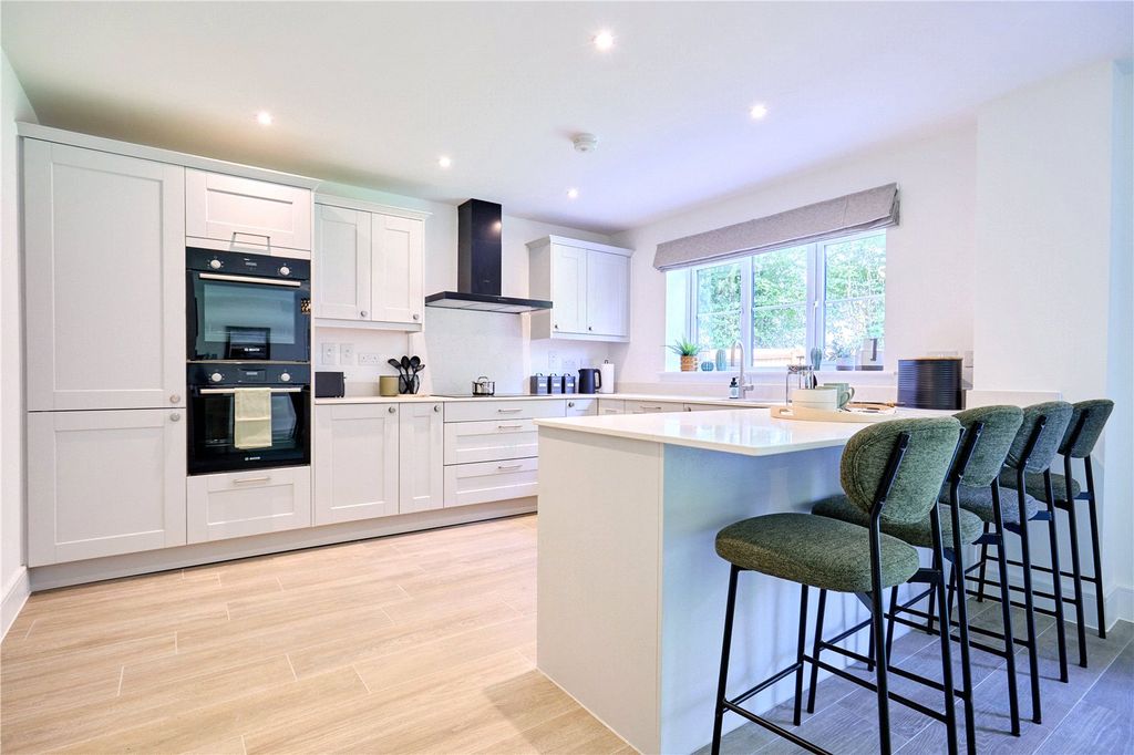 Property photo 2 of 34 Picture No. 13