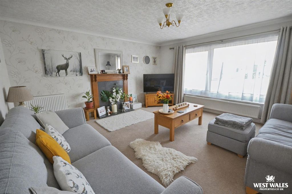 Property photo 3 of 25 Living Room