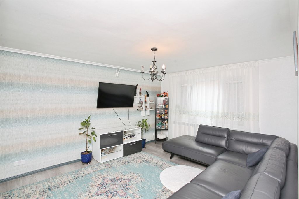 Property photo 2 of 25