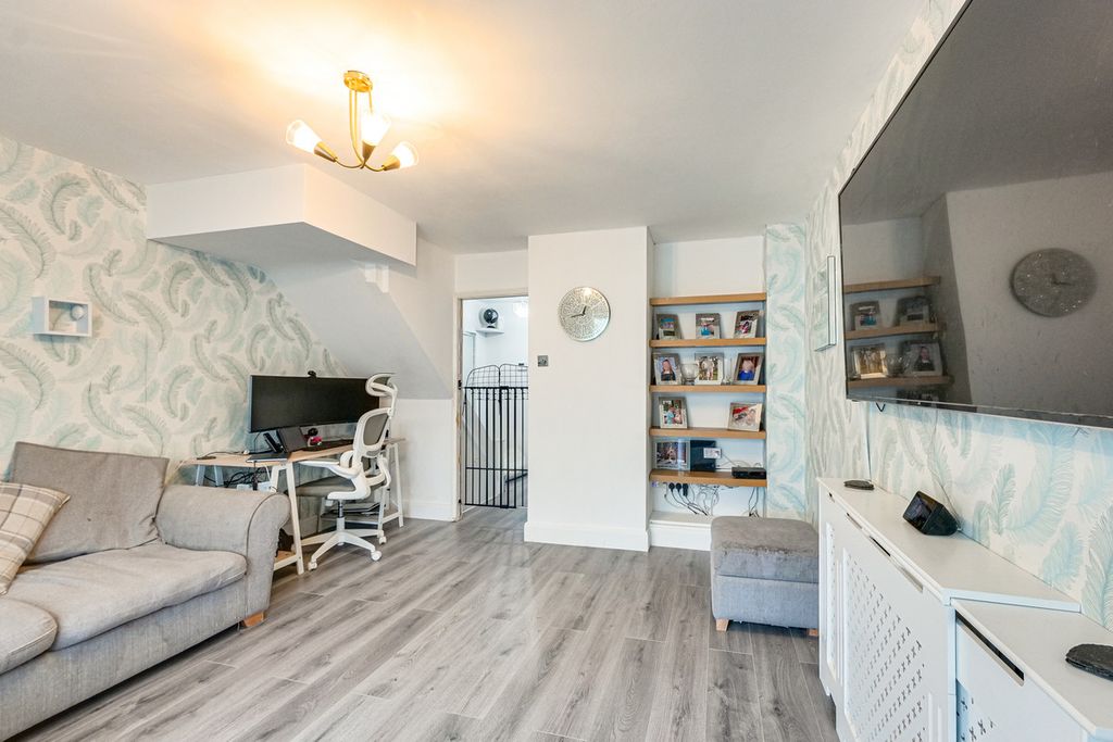 Property photo 3 of 27