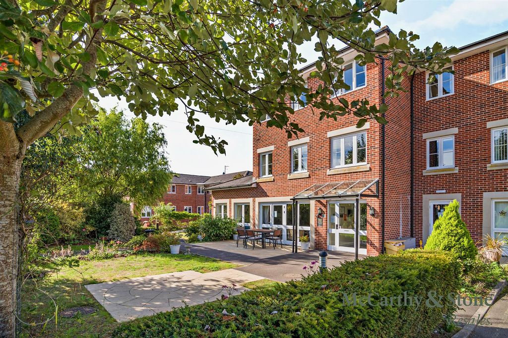 Property photo 1 of 15 Communal Gardens