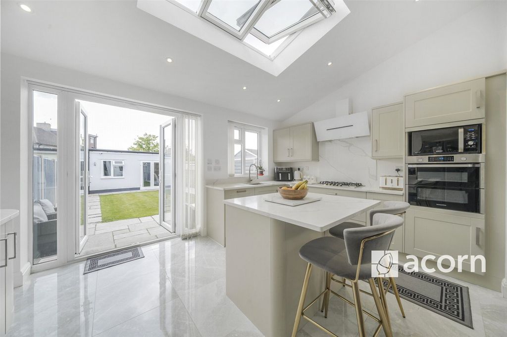 Property photo 3 of 20 Kitchen