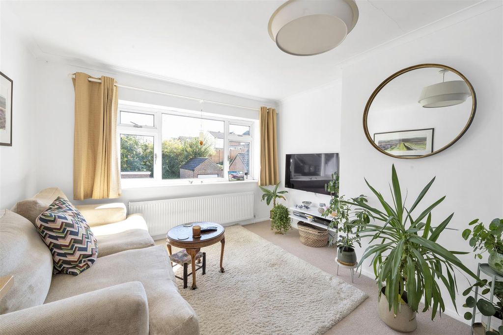 Property photo 3 of 10 28-Riverford-Close-08.Jpg