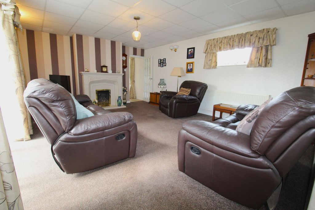 Property photo 3 of 14 Lounge