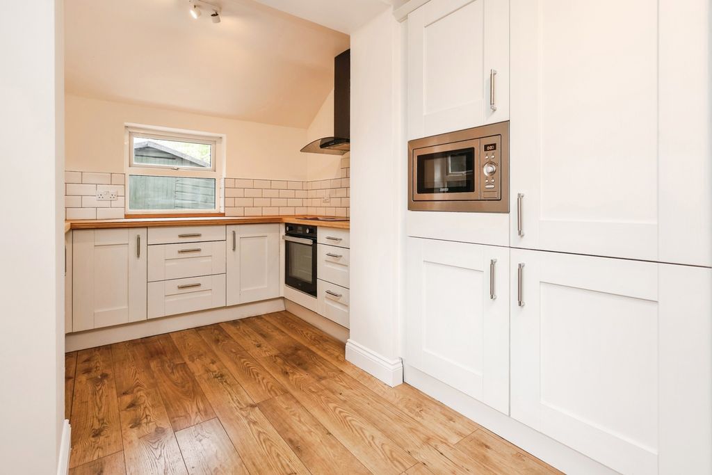 Property photo 3 of 16 Kitchen