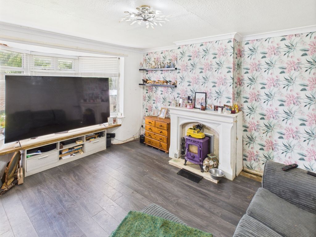 Property photo 2 of 17 Ewemove Pudsey - Lounge
