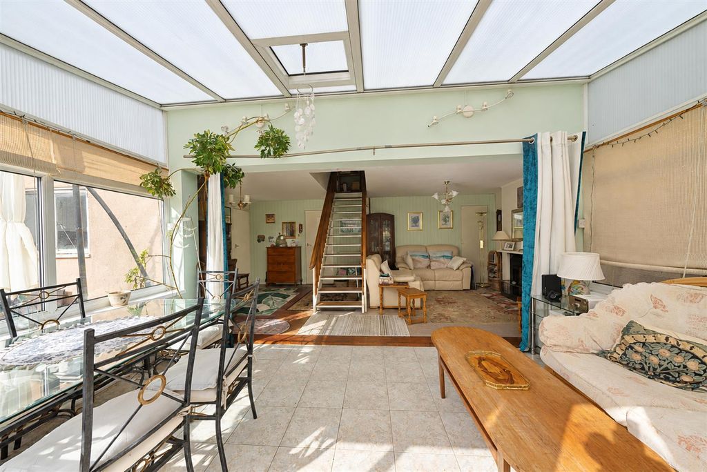 Property photo 3 of 29 6-Batchwood-Gardens-2016.Jpg