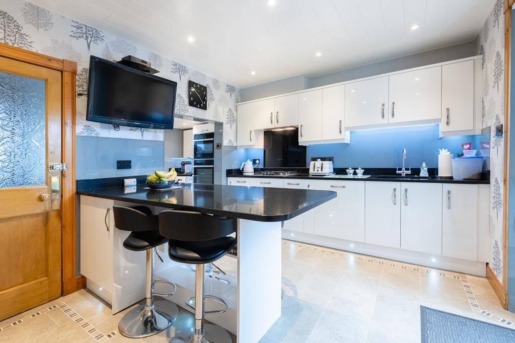 Property photo 3 of 26 Lev1252Pem Breakfastng Kitchen.Jpg