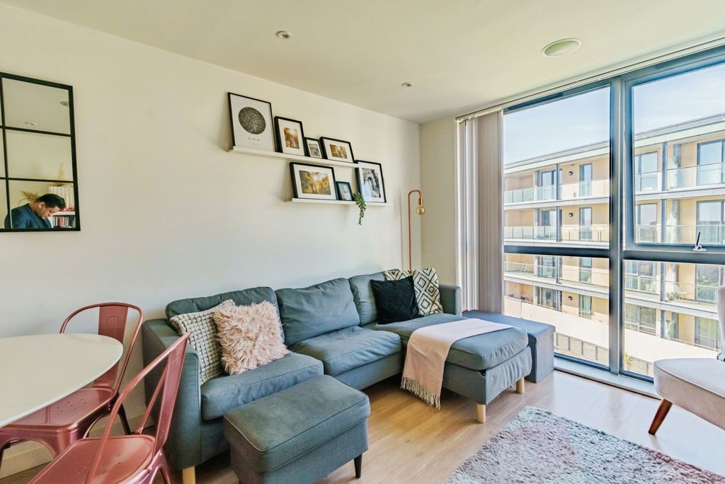 Property photo 3 of 21 Living Space