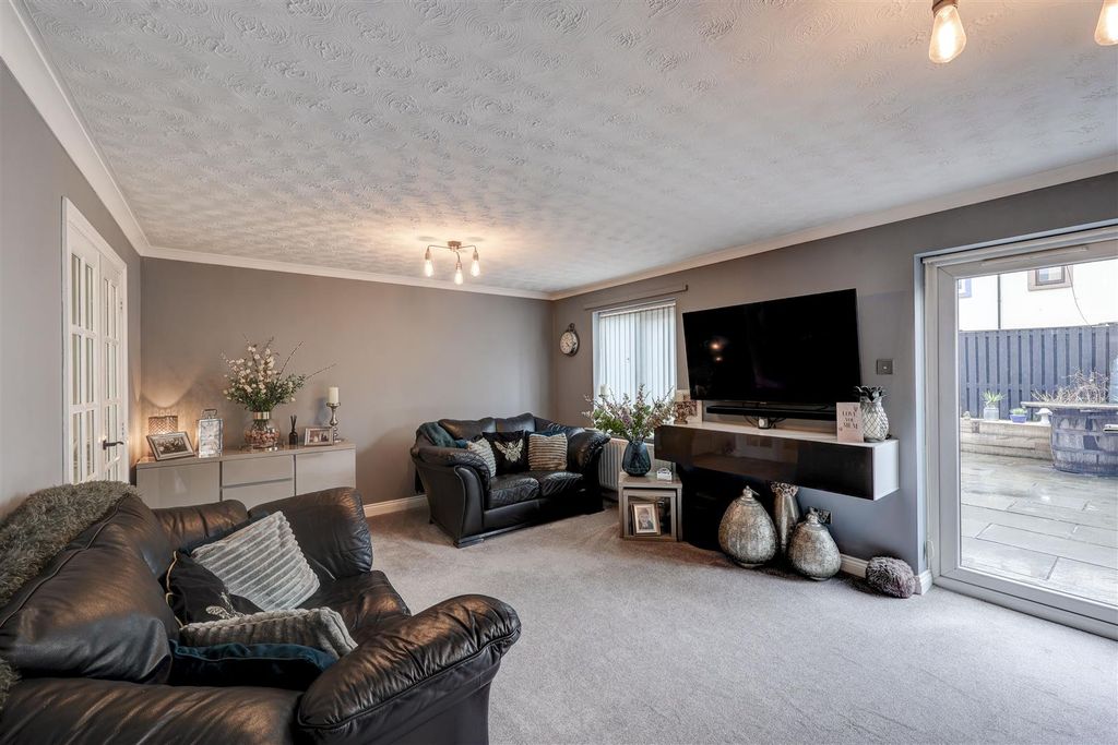 Property photo 2 of 21 Lounge