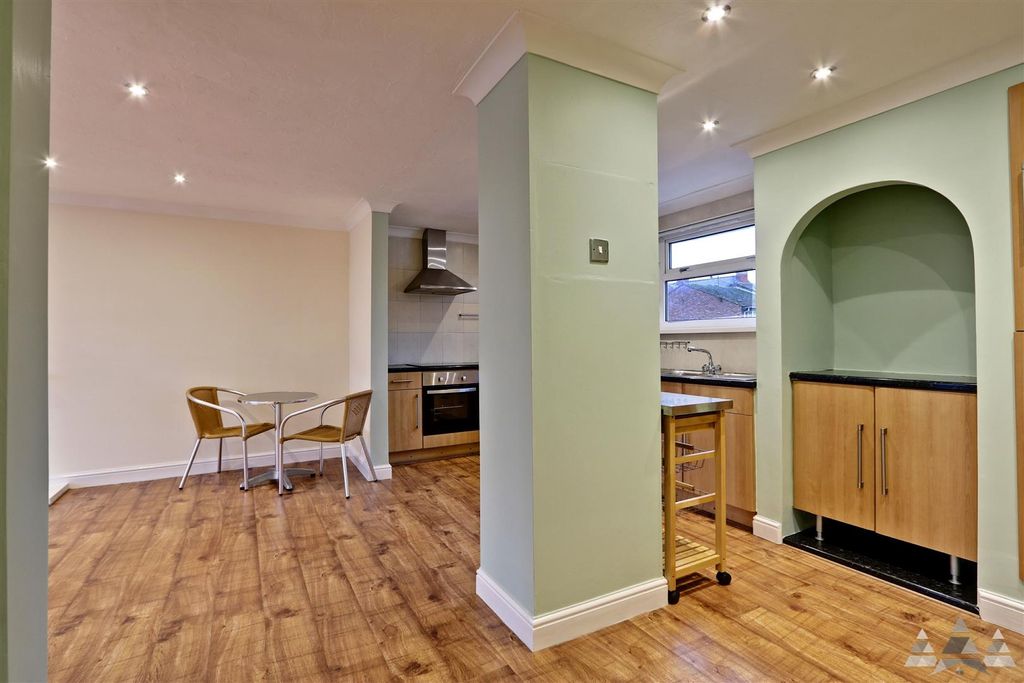 Property photo 2 of 13 Kitchen/Lounge