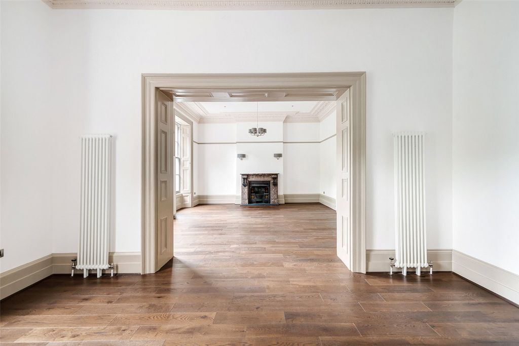 Property photo 2 of 27 Sitting Room