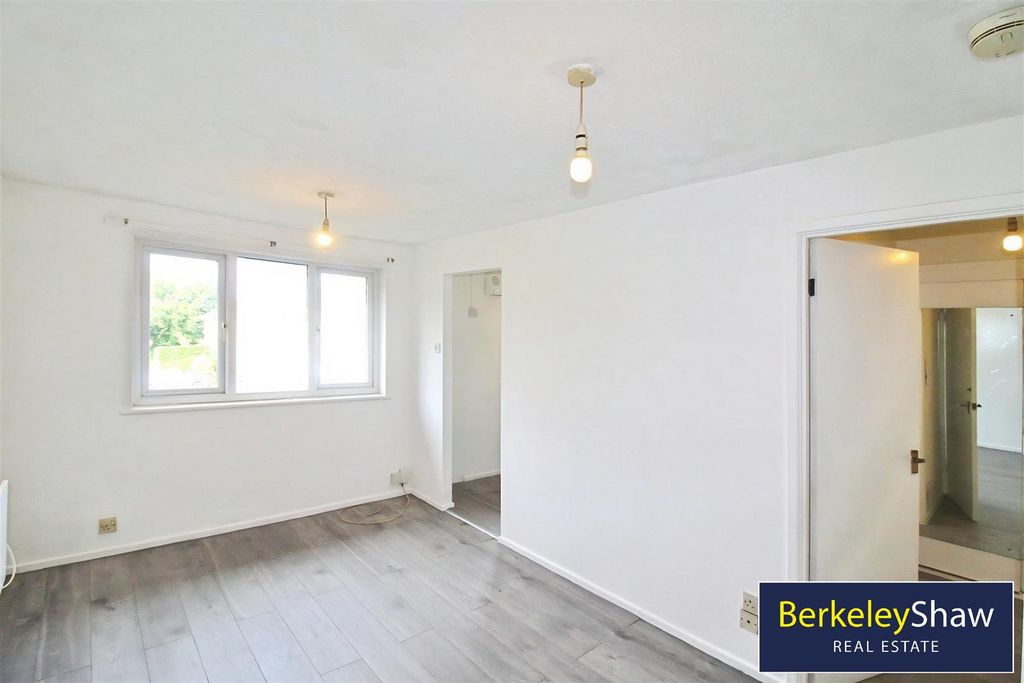 Property photo 3 of 7 Bedroom/Living Room