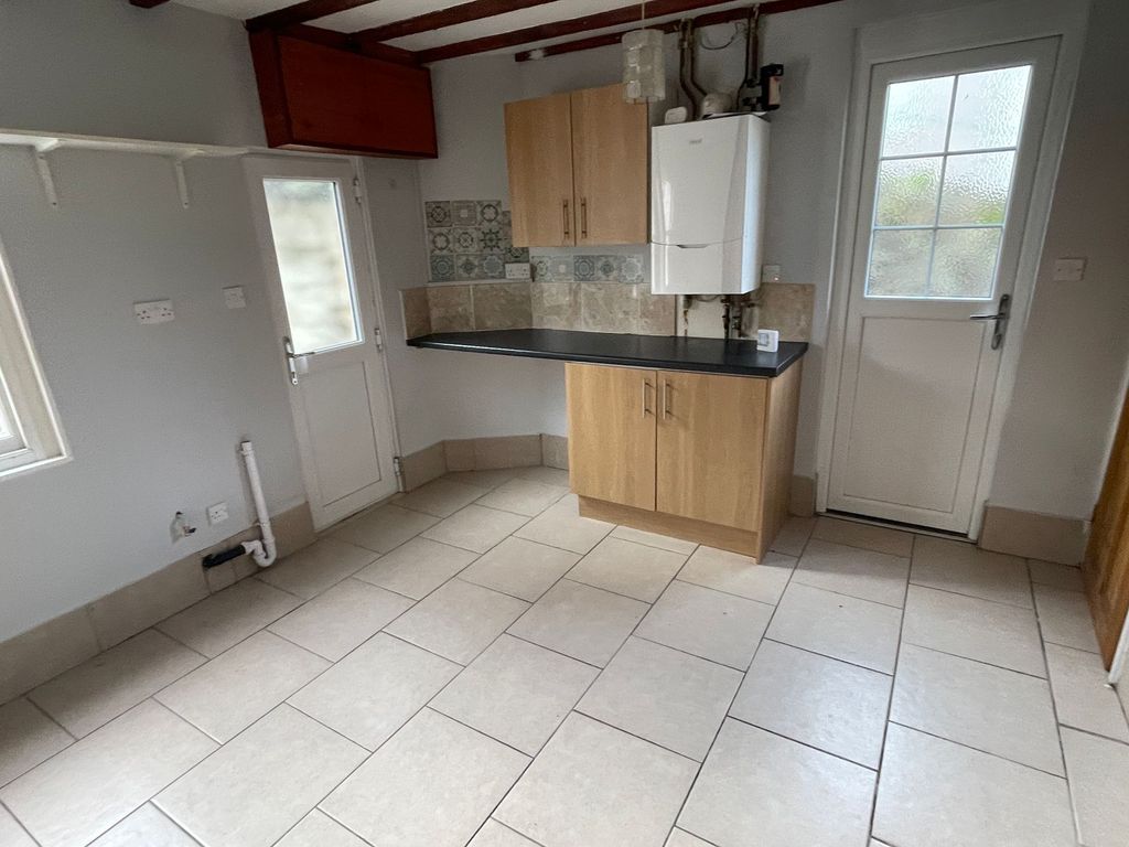 Property photo 3 of 8 Kitchen