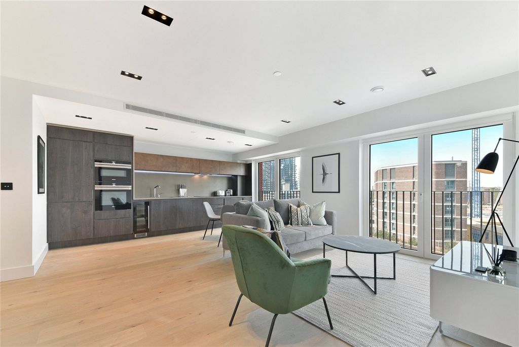 Property photo 1 of 10 Reception/Kitchen