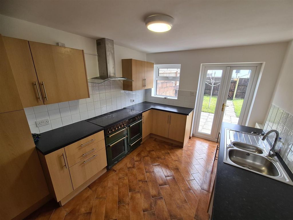 Property photo 2 of 8 Kitchen