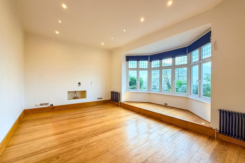 Property photo 2 of 23 Lounge