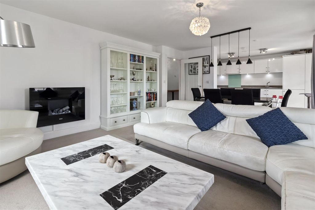 Property photo 2 of 20 10 Wrysdale Court-004.Jpg