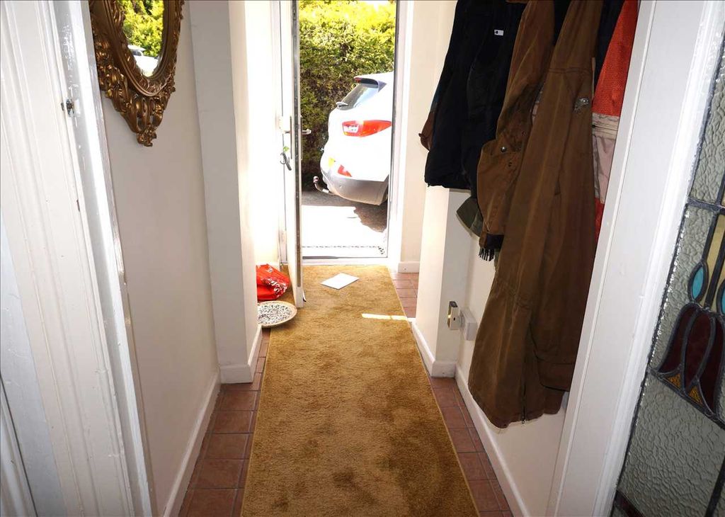 Property photo 3 of 21 Entrance Hall :