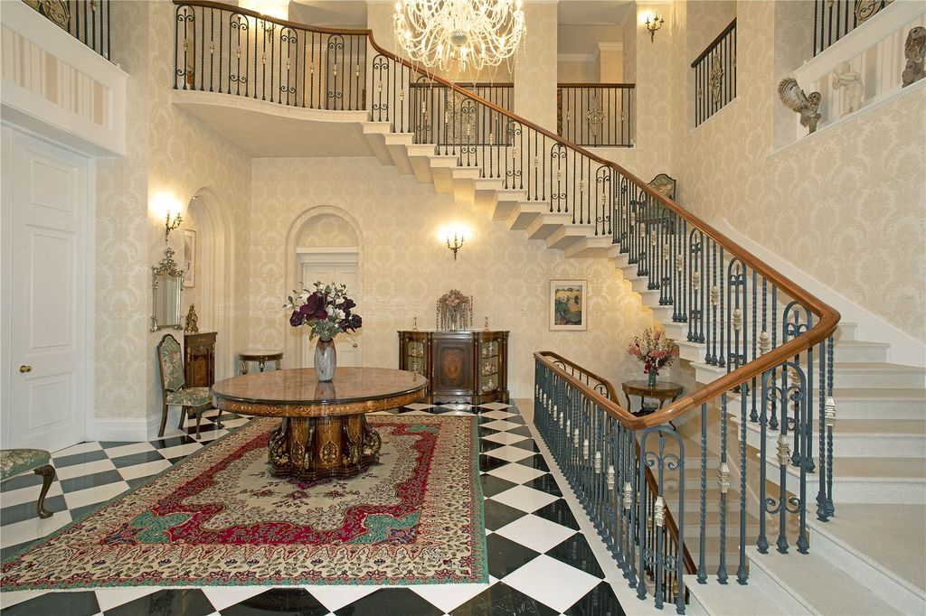 Property photo 3 of 24 Entrance Hall